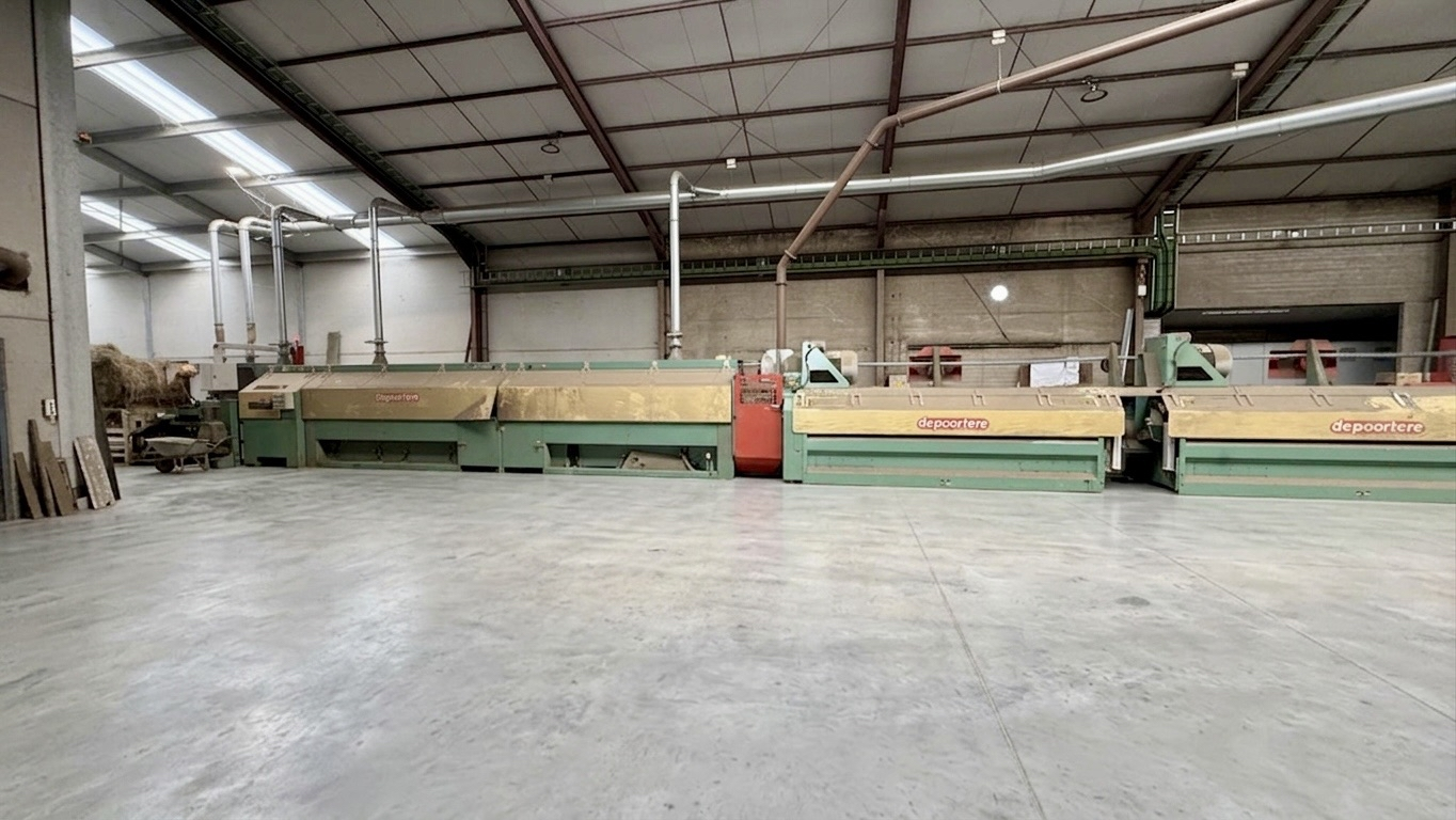 Landelijk bedrijfsterrein en natuurlijke omgeving